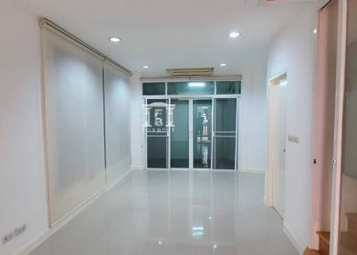90801 - 4 floors, area 32 sq m, Hua Mak Road, Townhouse for sale