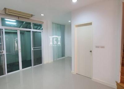 90801 - 4 floors, area 32 sq m, Hua Mak Road, Townhouse for sale