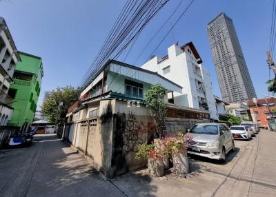 43489 - Land for sale with 2-story house, area 86 sq w, Sukhumvit 49 Road.