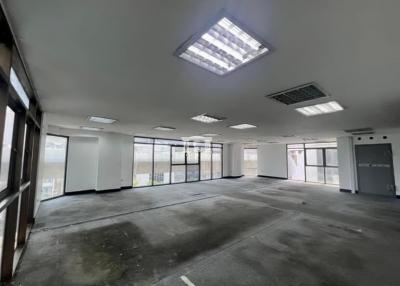 43580 - 7-story office building for rent, on the Krung Thon Buri Road, near BTS Krung Thon Buri.