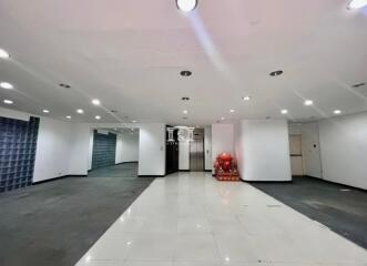 43580 - 7-story office building for rent, on the Krung Thon Buri Road, near BTS Krung Thon Buri.