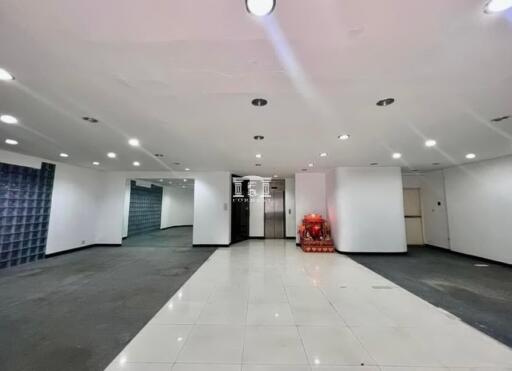 43580 - 7-story office building for rent, on the Krung Thon Buri Road, near BTS Krung Thon Buri.