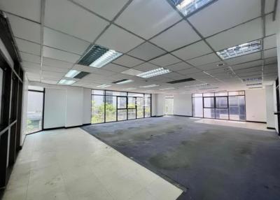 43580 - 7-story office building for rent, on the Krung Thon Buri Road, near BTS Krung Thon Buri.