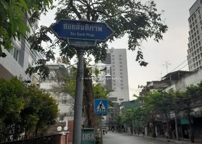 43610 - ขายที่ดินใจกลางเมือง ถนนนเรศนเรศ เนื้อที่ 195.60 ตรว. ใกล้ MRT สามย่าน