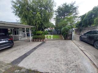 43615 - Land and house for sale, Lat Pla Khao, area 200 square meters, near BTS Senanikom station.