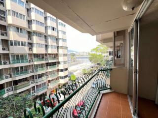 Spacious 1 BR Condo : Hillside 3 At Nimman