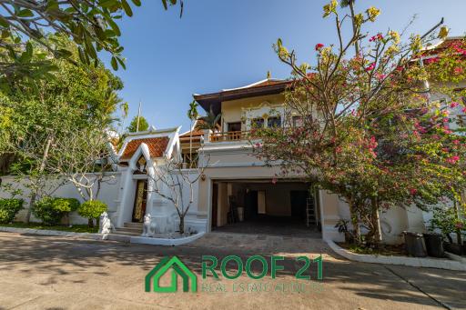Charming Thai-Bali Style House: Fully Furnished 400 Meters from Na Jomtien Beach