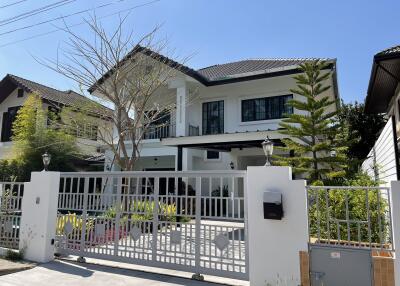 Newly refurbished 4 bedroom house with pool for sale in San Kamphaeang