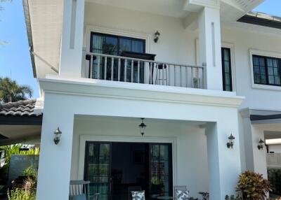 Newly refurbished 4 bedroom house with pool for sale in San Kamphaeang