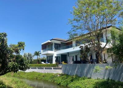 Stunning Pool Villa with spectacular mountain views