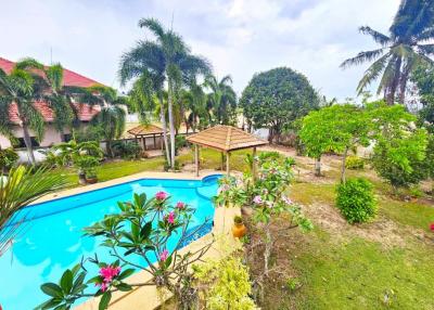 Spacious 4-bedroom poolvilla in Bang Saray