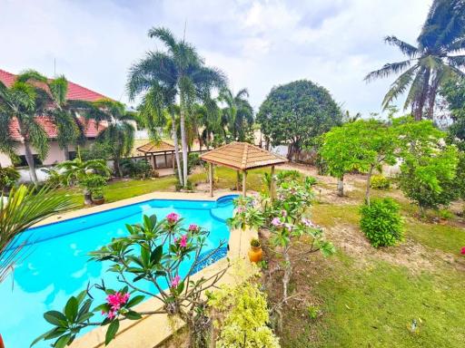 Spacious 4-bedroom poolvilla in Bang Saray