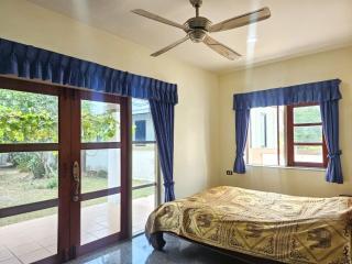 Spacious 4-bedroom poolvilla in Bang Saray