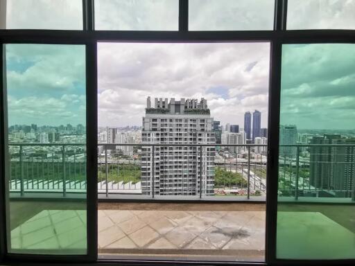 Villa Asoke 4 bedroom condo for rent