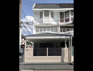 4 Bedroom Townhouse in Bang Chak For Sale