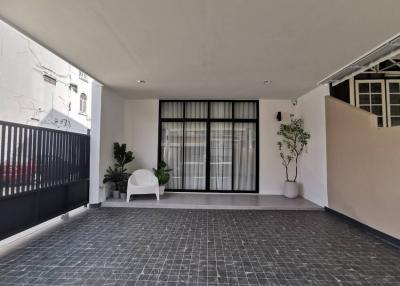 4 Bedroom Townhouse in Bang Chak For Sale