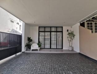 4 Bedroom Townhouse in Bang Chak For Sale
