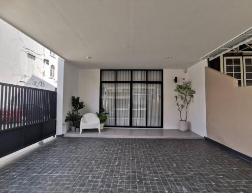 4 Bedroom Townhouse in Bang Chak For Sale