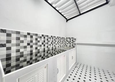 Modern monochrome kitchen with checkered patterns