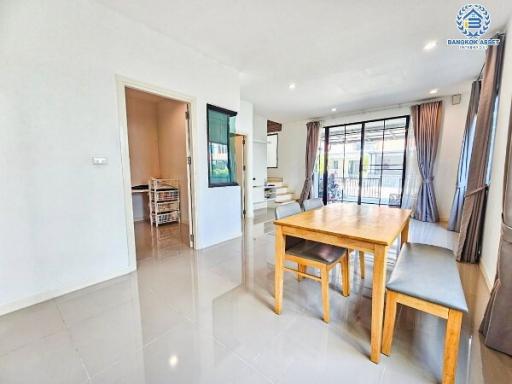 Spacious and bright living room with dining area and balcony access