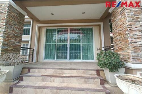 250 Sqm., 3 Beds House listed for ฿ 11,500,000.