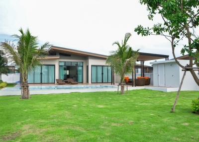 Anchan Gardens: Pool Villa with 3 Bed and 4 Bath on a big piece of Land