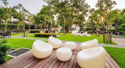 Modern outdoor sitting area with stylish furniture and lush greenery