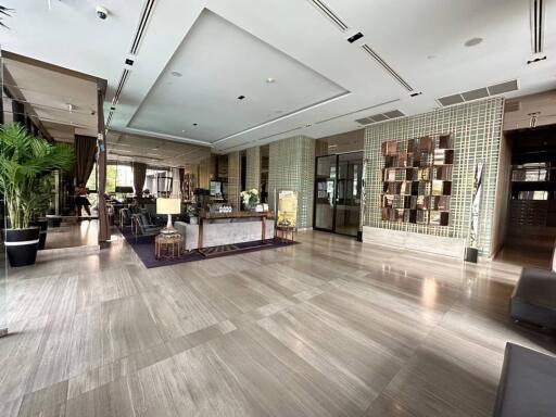 Spacious and modern building lobby with high ceilings and elegant design