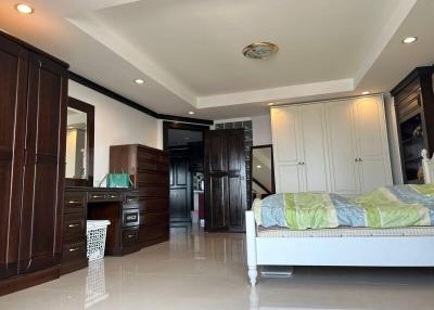 Spacious Bedroom with En Suite Bathroom and Wardrobes