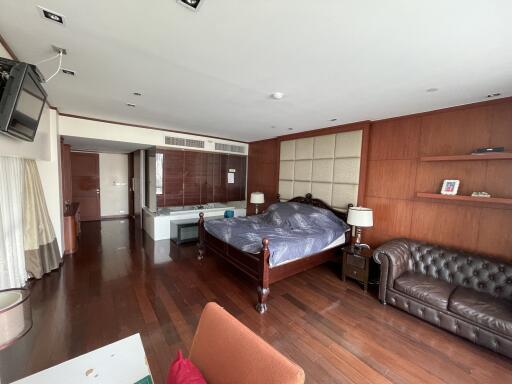 Spacious bedroom with en-suite bathroom and modern amenities
