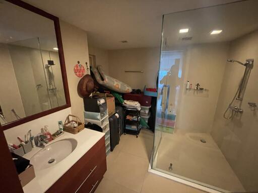 Modern bathroom with walk-in shower and well-equipped vanity area