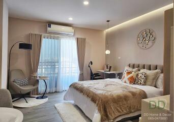 Modern bedroom with a combination of cozy and elegant decor