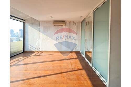 Penthouse with Spacious Balcony and Exceptional Ventilation