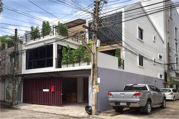 Renovated 3BR Townhouse in Sukhumvit 63: Ideal for Home Office