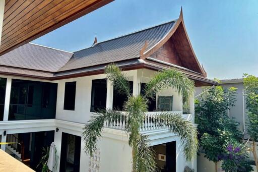 Luxury Custom-Built Pool Villa with 5 bedroom private swimming pool For Sale at Flora Ville, Chiang Mai