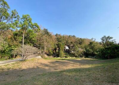 A beautiful plot by the stream in Hang Dong for sale