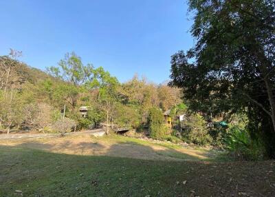 A beautiful plot by the stream in Hang Dong for sale