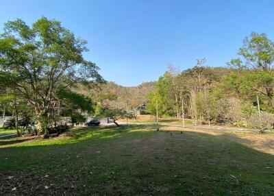 A beautiful plot by the stream in Hang Dong for sale