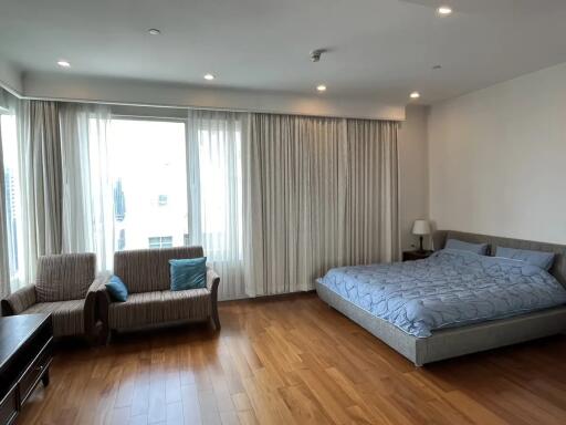 Q Langsuan 2 bedroom condo available to rent