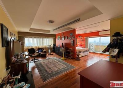 Baan Onnut Condominium  3 Bed, 240 Sqm Penthouse Condo with Skylight at Soi Sukhumvit 77, Onnut