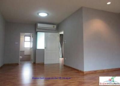 The Private  Contemporary Townhouse with 3 bedrooms, 4 bathrooms for rent closed to Bang Chak station.