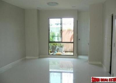 The Private  Contemporary Townhouse with 3 bedrooms, 4 bathrooms for rent closed to Bang Chak station.