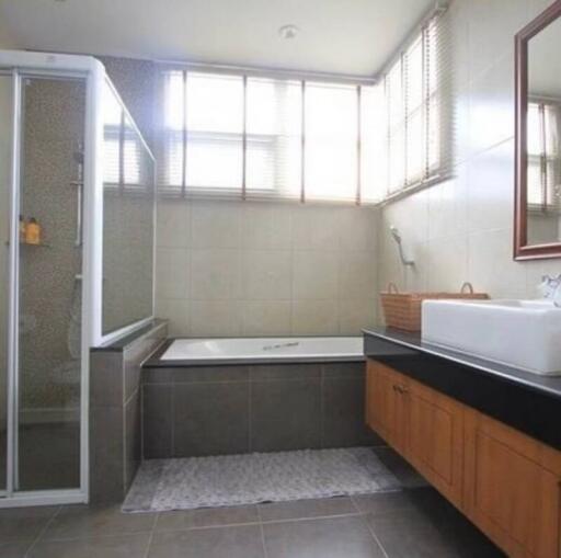 Spacious modern bathroom with separate bathtub and shower