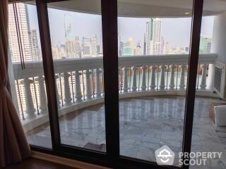 3-BR Condo at Nusa State Tower Condominium near BTS Saphan Taksin