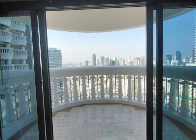 3-BR Condo at Nusa State Tower Condominium near BTS Saphan Taksin