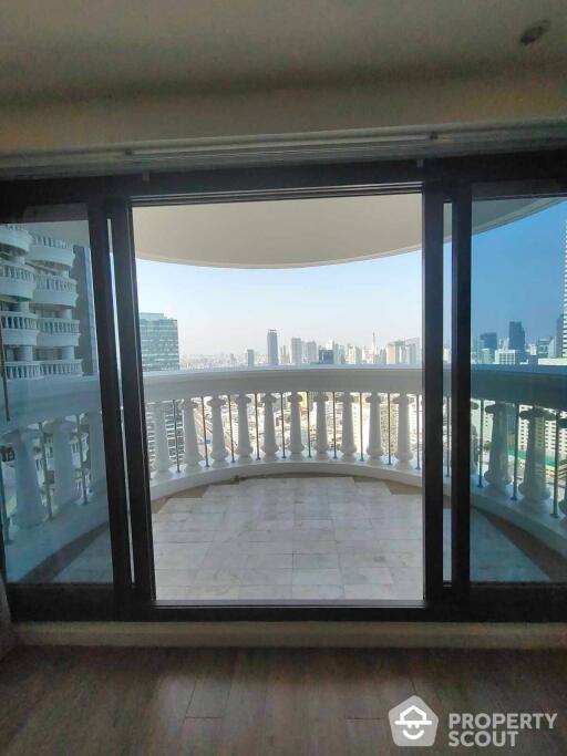 3-BR Condo at Nusa State Tower Condominium near BTS Saphan Taksin