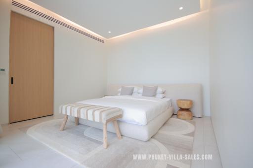 Modern bedroom with minimalist design featuring a large bed and ambient lighting