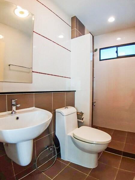 Modern bathroom with white fixtures and tiled flooring