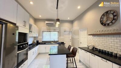 5 Bedrooms 4 Bathrooms in East Pattaya