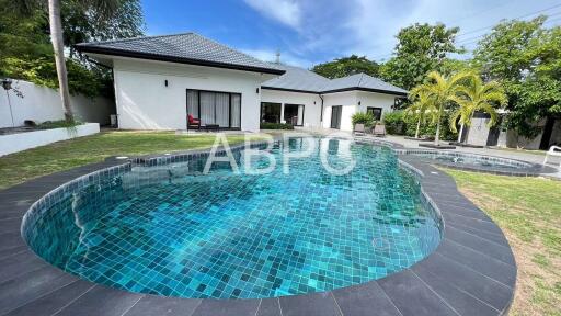 5 Bedrooms 4 Bathrooms in East Pattaya